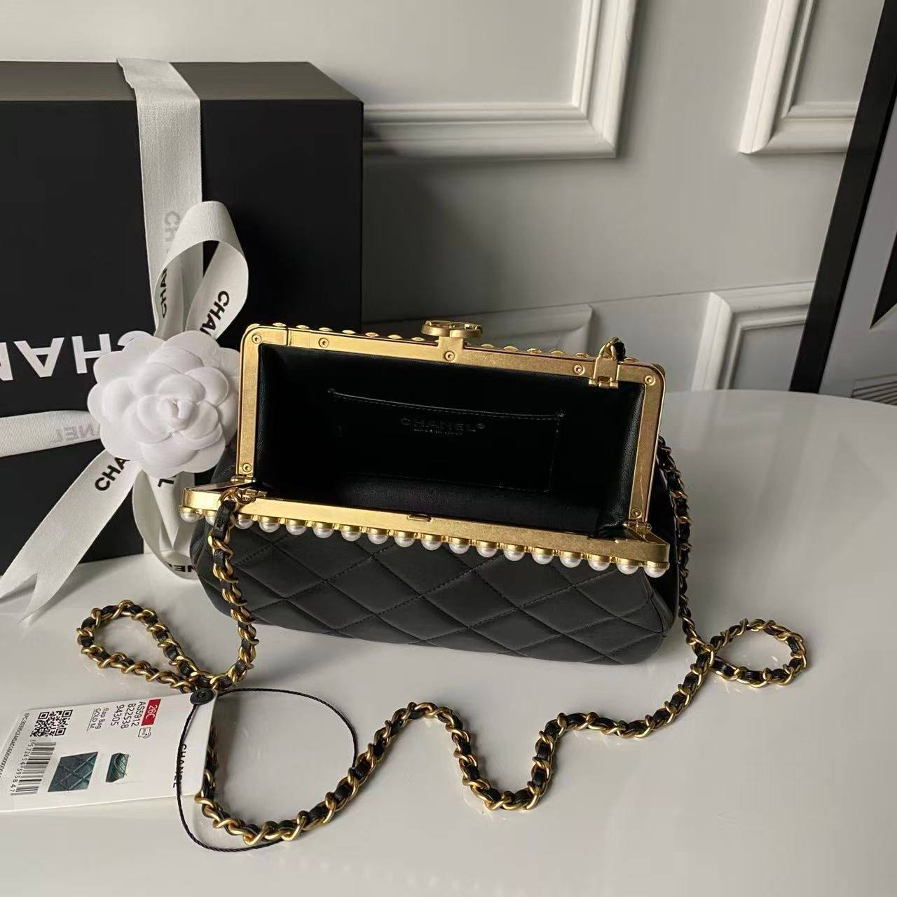 Chanel
*Pearly Lambskin, Imitation Pearls✅*
*Size 20 cm*
For Price 👇 WhatsApp✅
0568585901 
0507557372
0552275751 Owner Zain 👌

Zain274
♥️♥️♥️