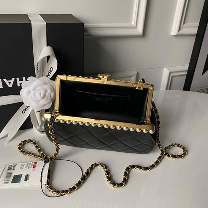 Chanel
*Pearly Lambskin, Imitation Pearls✅*
*Size 20 cm*
For Price 👇 WhatsApp✅
0568585901 
0507557372
0552275751 Owner Zain 👌

Zain274
♥️♥️♥️