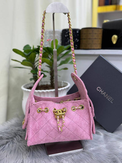Chanel
SIZE………. 20 CM🌷🌹
110 dhs🪙🌨️
with BOX❤️❤️

Zain244
♥️♥️♥️