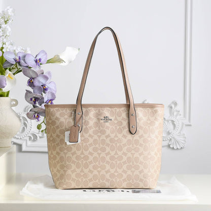 Coach
90 dhs✅
size 38×10×26cm

Zain42
♥️♥️♥️