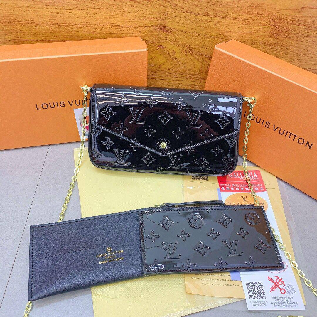 LV / coach

80 dhs🇦🇪🇦🇪

with box
size 22×3.5×12cm

Zain42
♥️♥️♥️