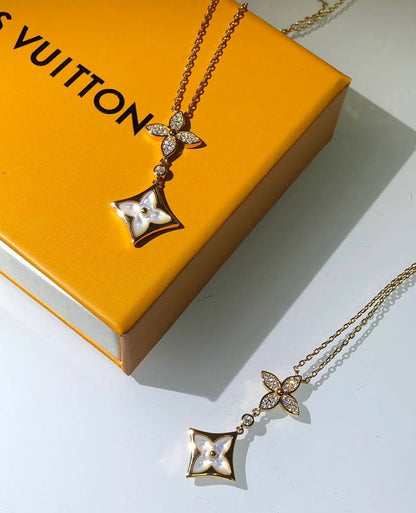 Louis Vuitton 🦋*
Necklace ❤️‍🔥
Earring❣️
Master quality 💯
With normal boxes 📦 
90 dhs🪙💕
With master box 🗃️ 
105 dhs🪙💕

Zain216
♥️♥️♥️