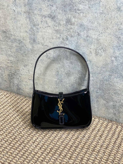 Ysl
 Mini Le 5 A 7

 Hobo Bag in
 Smooth Leather✅ 
Size 19 cm
For Price 👇 WhatsApp✅
0568585901 
0507557372
0552275751 Owner Zain 👌


Zain274
♥️♥️♥️