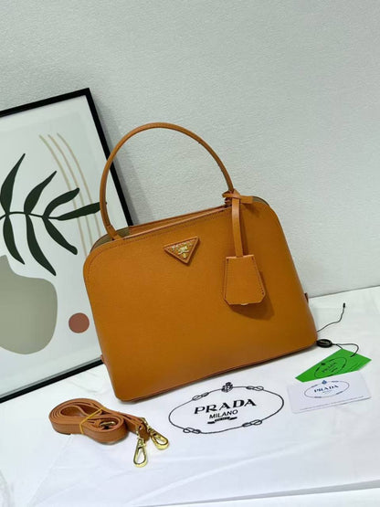 prada 
good quality
120 dhs🪙🌨️

Zain200
♥️♥️♥️