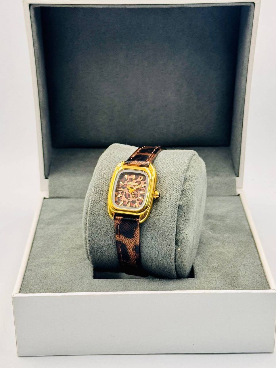 Guess ladies*🤩🤩
*offer price 
35 dhs🇦🇪🇦🇪

Zain08
♥️♥️♥️