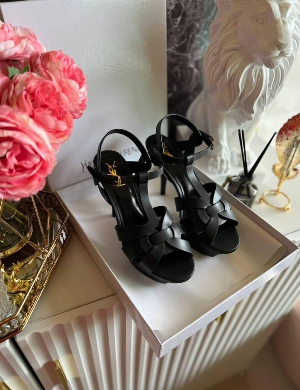 YSL 
☘️ *SIZE  36  to 41 ☘️                                                                                                       
230 dhs✅

Zain224
♥️♥️♥️