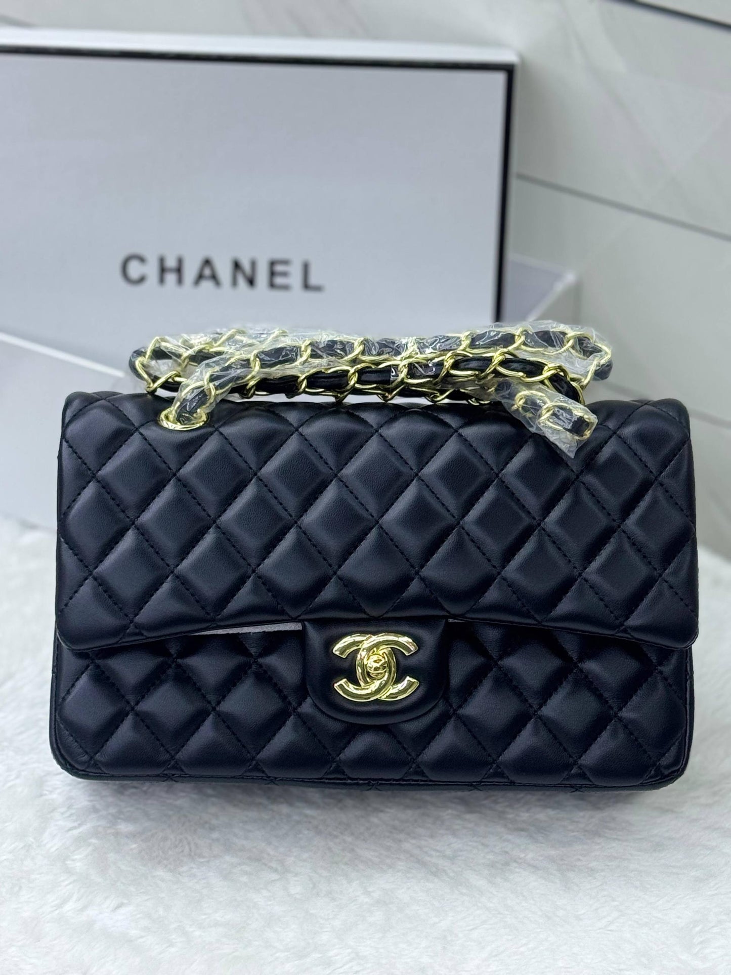 CHANEL CLASSIC 
GOOD QUALITY 💯

110 dhs❤️💚❤️💚

WITH BOX 📦💫
🎁🎁🎁

Zain28
♥️♥️♥️