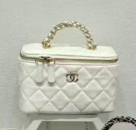 Chanel
19*12*9 cm

With box
🎁🎁🎁

90 dhs❣️

Zain17
♥️♥️♥️