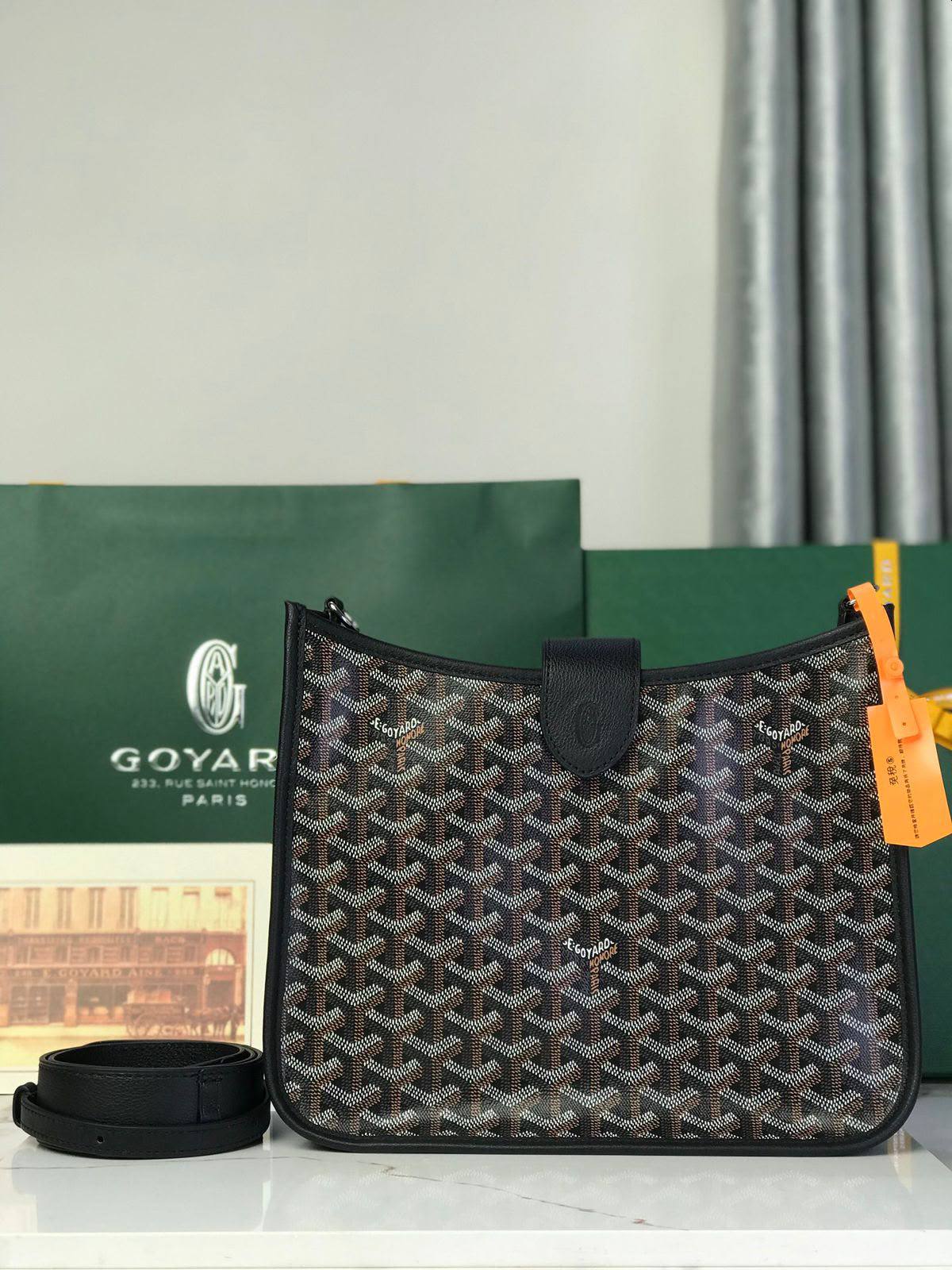 Goyard Musette 
Size 28 cm

For Price 👇 WhatsApp✅
0568585901 
0507557372
0552275751 Owner Zain 👌

Zain274
♥️♥️🇦🇪