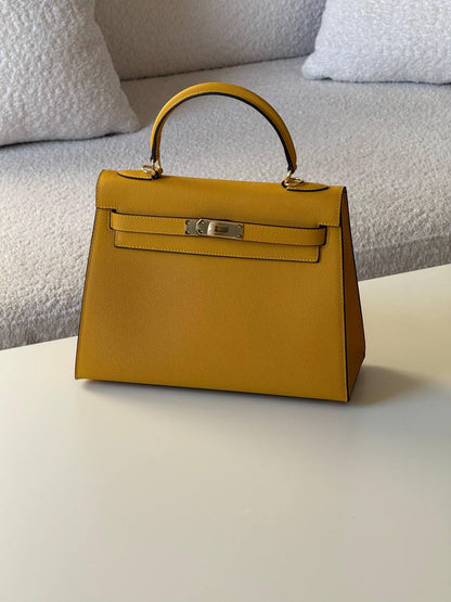 Hermes kelly epsom 28cm💕
master quality😍

with box❤️
🎁🎁🎁

420 dhs🪙💕

Zain52
♥️♥️♥️