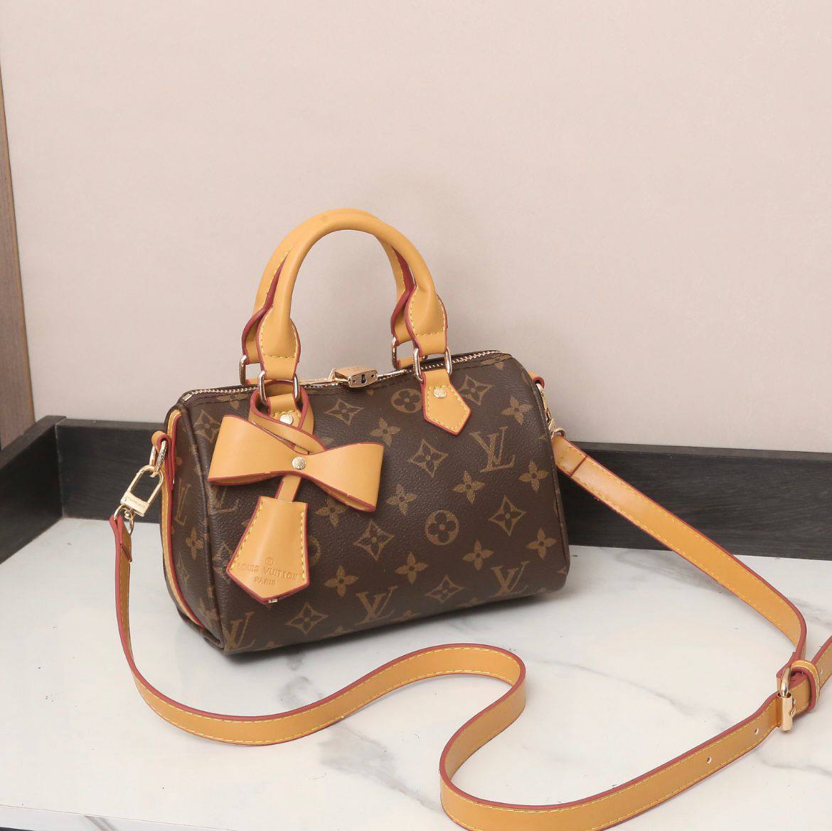 LV 
Best quality with box’s 
95 dhs✅
size 20 CM

Zain290
♥️♥️♥️