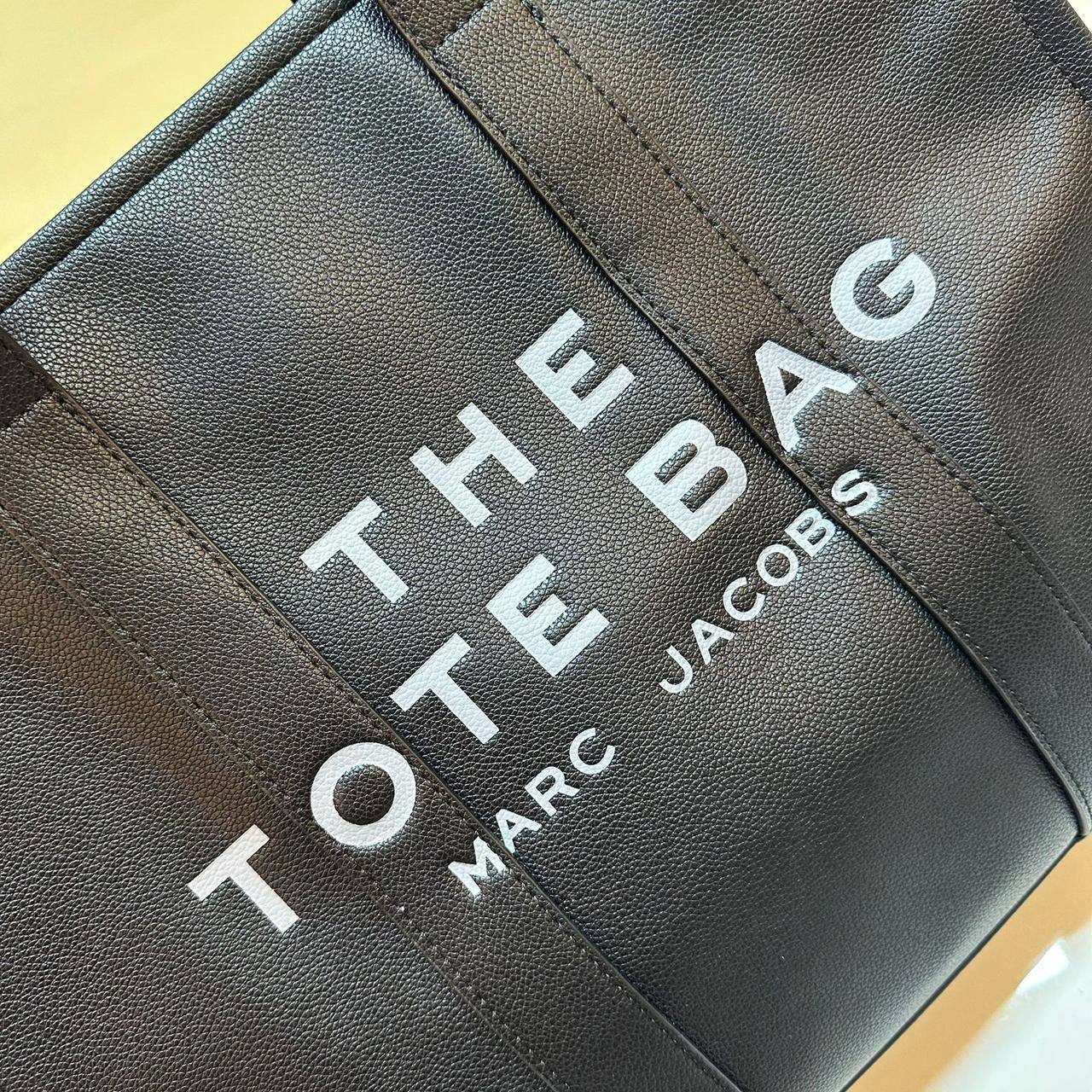 MARC JACOBS 

TOTE BAG BIG SIZE NEW 

CAME GOOD QUALITY 

120 dhs🪙💕
SIZE: 40cm

Zain39
♥️♥️♥️