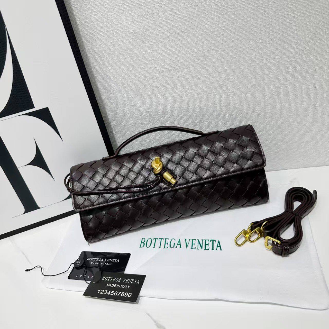 Bottega
105 dhs❣️

with box
🎁🎁🎁

size 30×4×13cm

Zain42
♥️♥️♥️