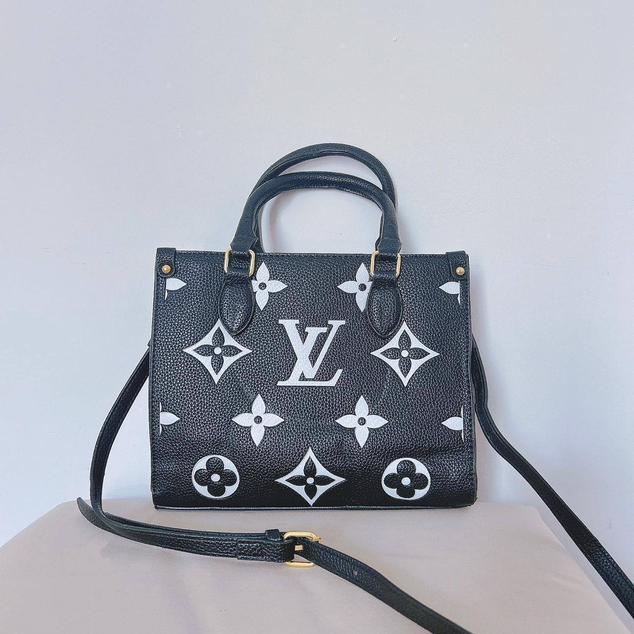LV
25 cm
65 dhs✅

Zain17
♥️♥️♥️