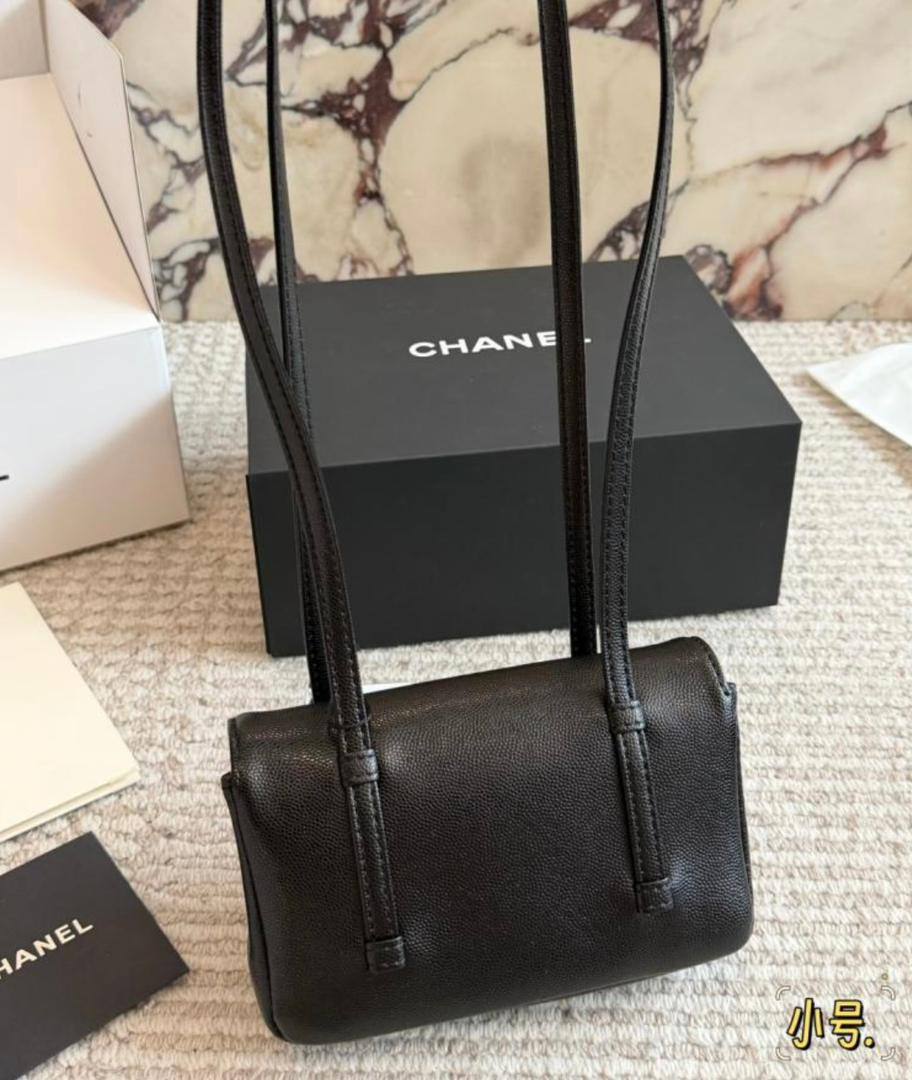 Chanel
100 dhs✅

With box
🎁🎁🎁

size 22×7×13cm

Zain42
♥️♥️♥️