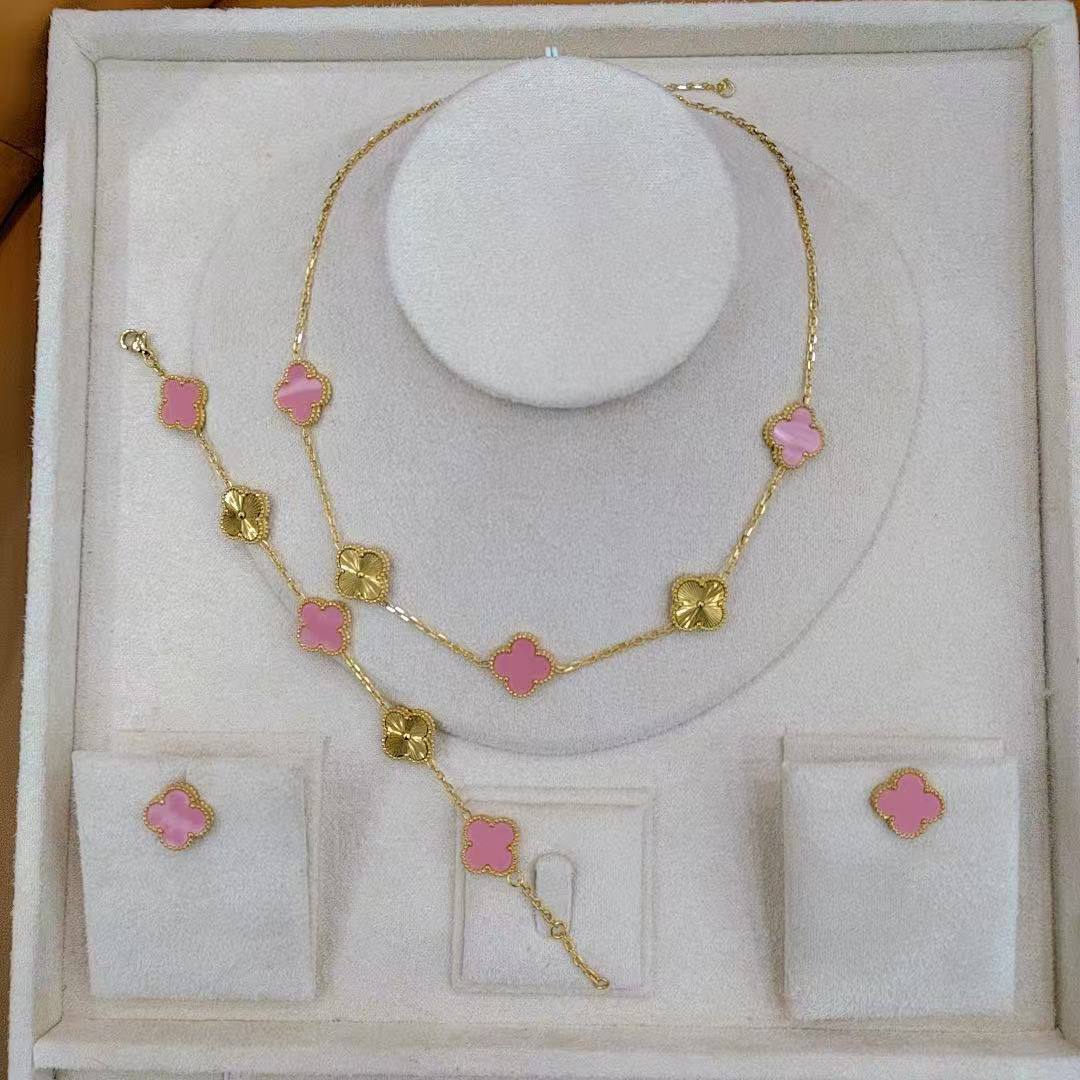 VCA SET❤️‍🔥*
Stainless steel 💯
Non tarnish ✅
Necklace 🐦‍🔥
Earring🌸
Bracelet ✨
With normal boxes 📦 
50 dhs✅
With master box 🗃️ 
80 dhs✅

Zain216
♥️♥️♥️