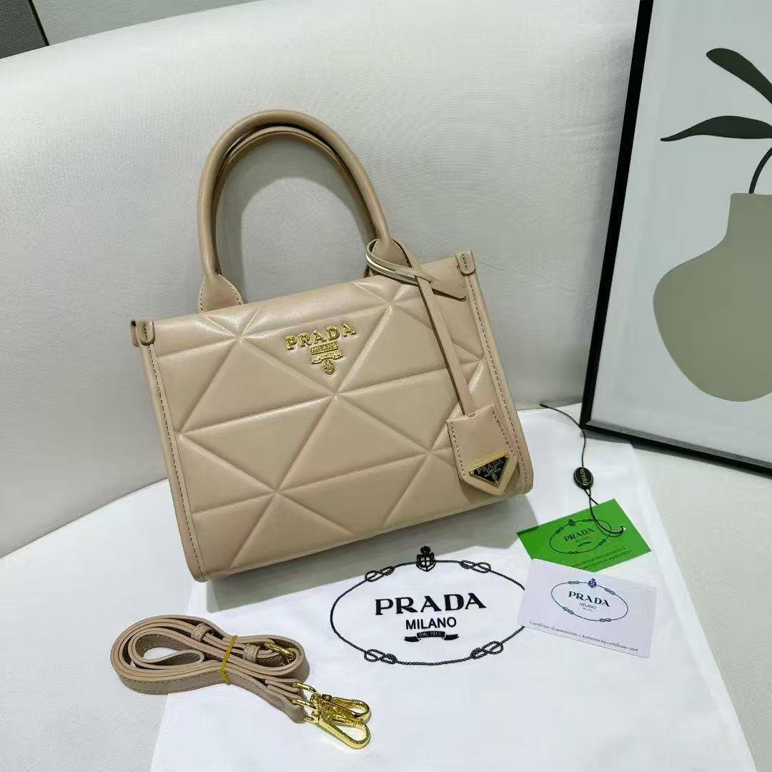 Prada
95 dhs✅
high quality
24cm

Zain26
♥️♥️♥️