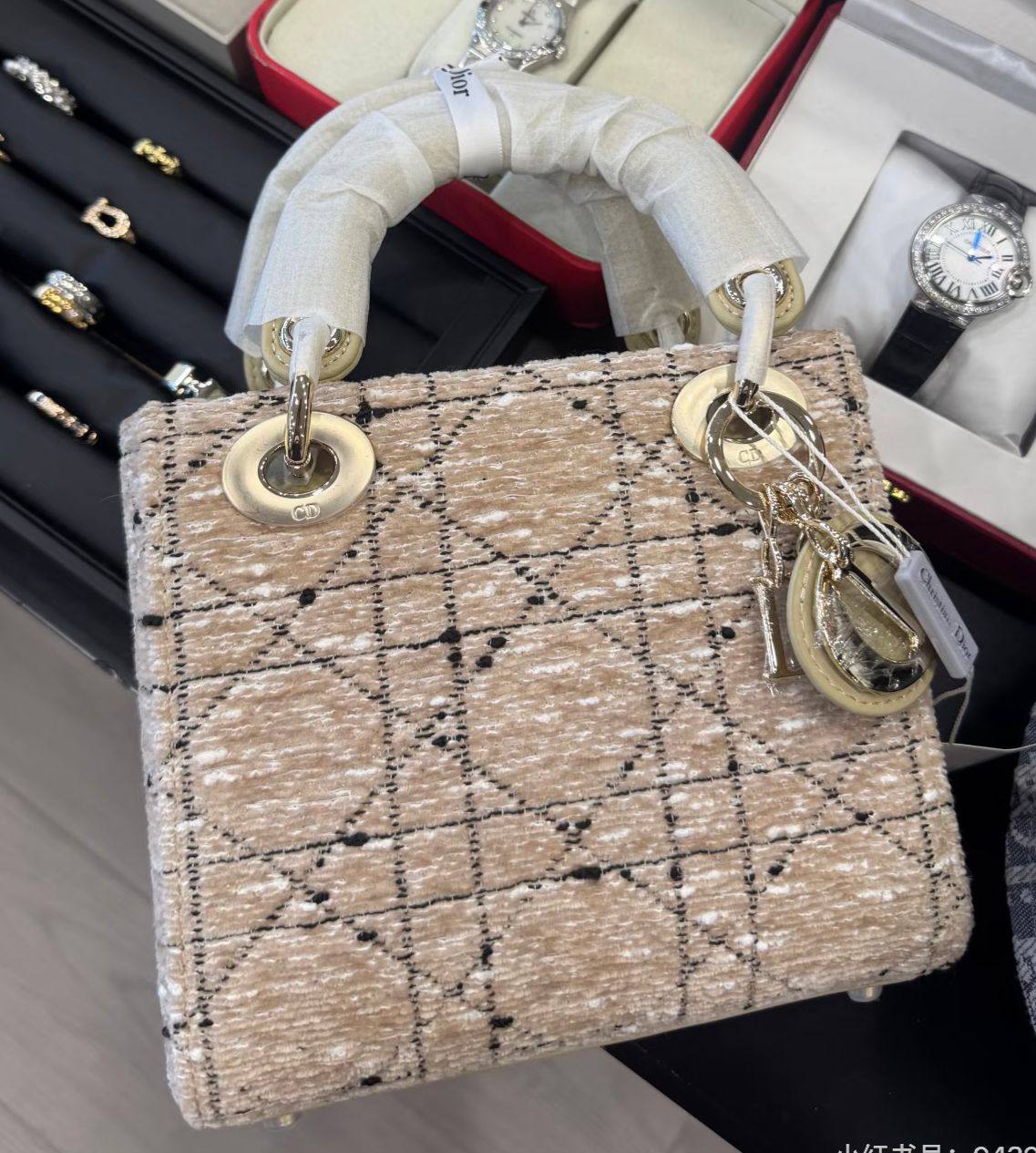 Dior
Master
280 dhs🇦🇪

Zain111
♥️♥️♥️