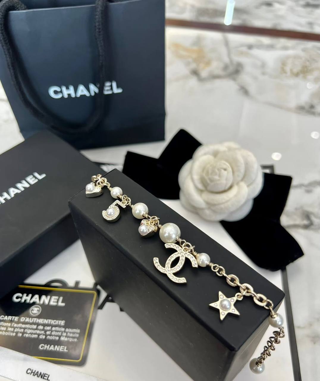 CHANEL ❤️‍🔥*
Bracelet 💥
Master quality 💯
With normal boxes 🗃️ 
55 dhs✅
With master box 📦 
75 dhs✅

Zain216
♥️♥️♥️