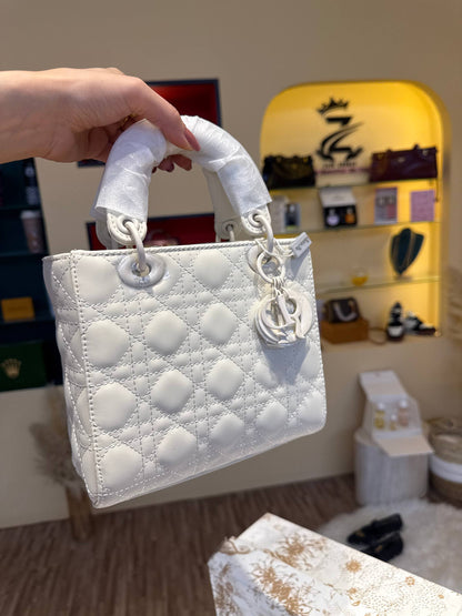 Dior

120 dhs
With box

Zaincornerstore

اطلبوها من الوتس المثبت في الأعلى👆🏻👆🏻

تواصلو معنا 👈🏻 Zain 
For order WhatsApp pinned 👆🏻

♥️♥️♥️