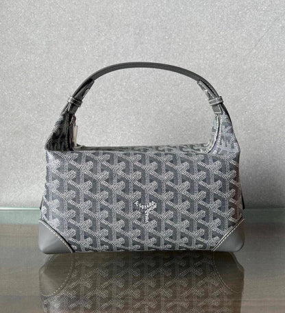 Goyard 
good quality 
with box 
🎁🎁🎁

120 dhs✅

Size : 25cm

Zain295
♥️♥️♥️