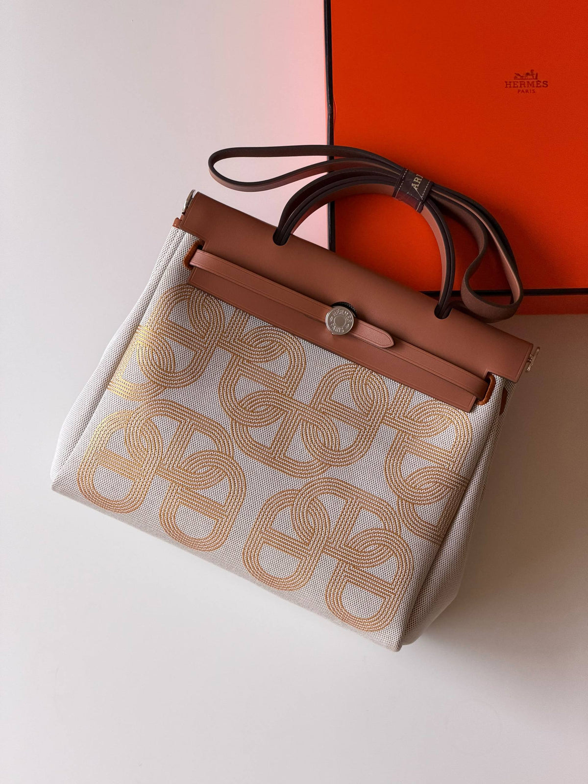 Hermes
Super AAA + Quality 💯

 With original packing🎁🎁
 SIZE:36and42
 Available now 

630 dhs🇦🇪🇦🇪

Zain52
♥️♥️♥️