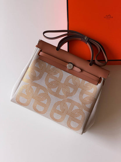 Hermes
Super AAA + Quality 💯

 With original packing🎁🎁
 SIZE:36and42
 Available now 

630 dhs🇦🇪🇦🇪

Zain52
♥️♥️♥️