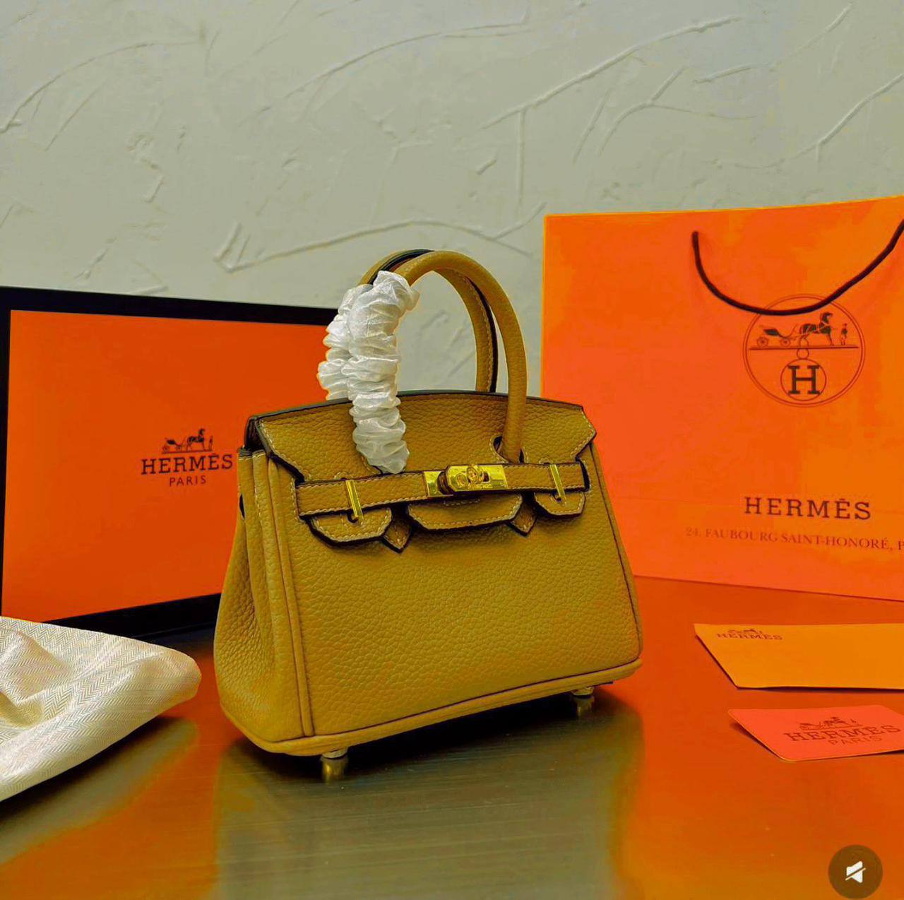 HERMES BIRKIN 

SMALL SIZE GOOD QUALITY 
WITH BOX 
🎁🎁🎁

100 dhs💓

Zain39
♥️♥️♥️