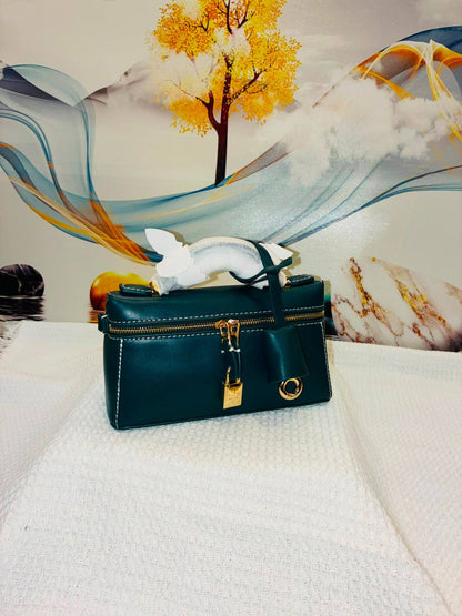 LORO PIANA

Best quality 
with box
100 dhs🇦🇪🇦🇪

size 19CM

Zain290
♥️♥️♥️