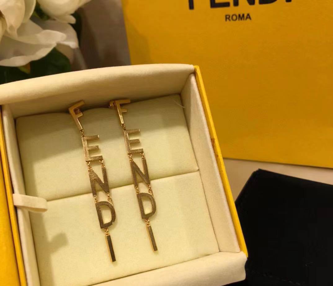 FENDI SET ❤️‍🔥*
Necklace 🔥
Bracelet 🍁
Earring ❣️
Offer 🤯
Master quality 💯
With normal boxes 📦 
115 dhs🪙🌨️
With master box 🗃️ 
130 dhs🪙🌨️

Zain216
♥️♥️♥️