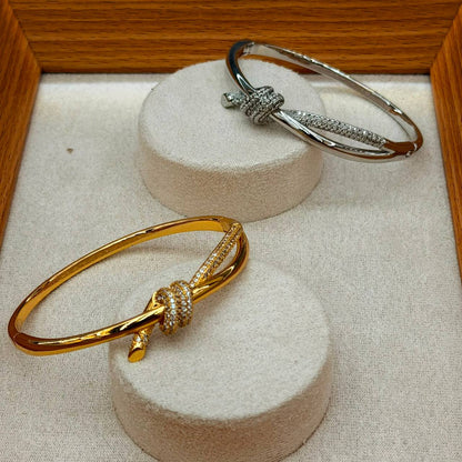 Bangle ❤️‍🔥*
good quality 💯
With black boxes 🗃️ 
20 dhs💓
With normal boxes 📦 
And paper bag🛍️
30 dhs💓

Zain216
♥️♥️♥️