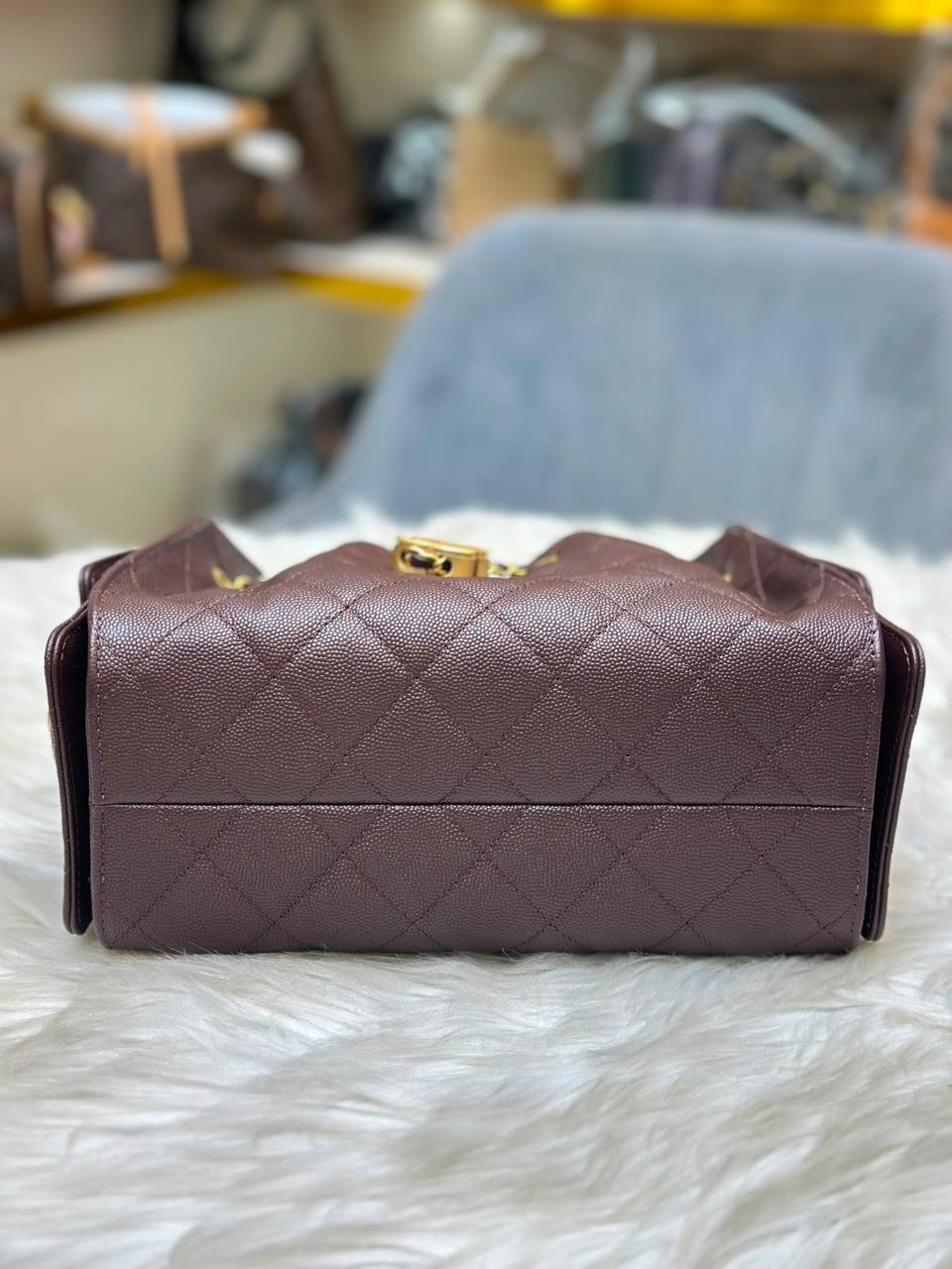 New Arrival 😍
Chanel 25 bag is crafted from dark brown quilted caviar calfskin leather and accented with aged gold-tone hardware❤️❤️
For Price 👇 WhatsApp✅
0568585901 
0507557372
0552275751 Owner Zain 👌

Zain71
♥️♥️♥️