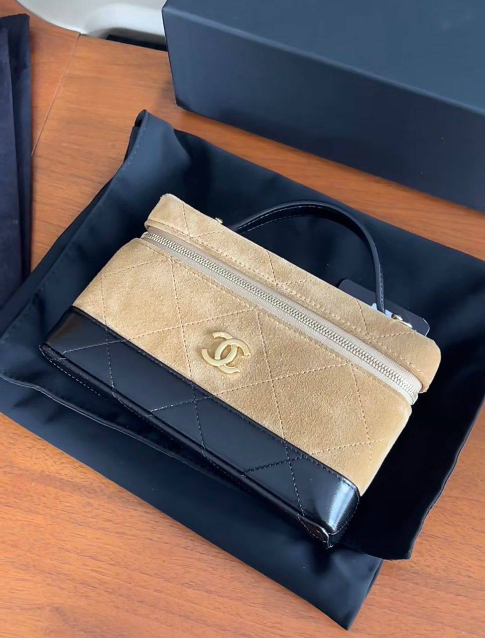 Chanel

110 dhs🇦🇪
size：22cm

Good-quality
with box

Zain35
♥️♥️♥️