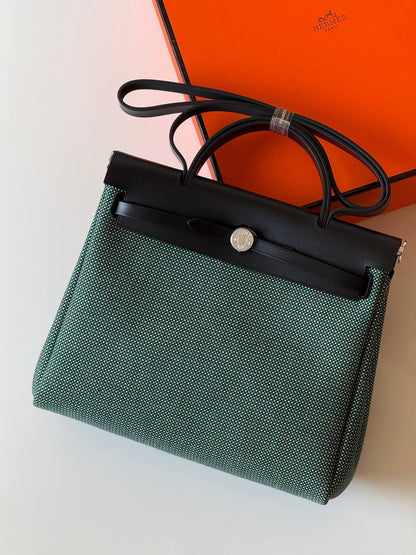 Hermes Herbag 31cm💕master quality😍

with box❤️
🎁🎁🎁

680 dhs🪙💚

Zain52
♥️♥️♥️