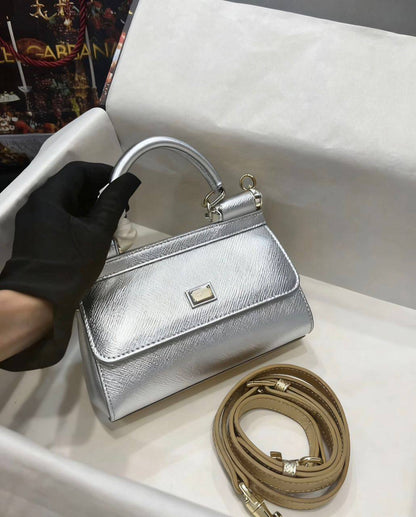 D&G
95 dhs🪙
size：20CM
Good quality 

with box
🎁🎁🎁

Zain35
♥️♥️♥️