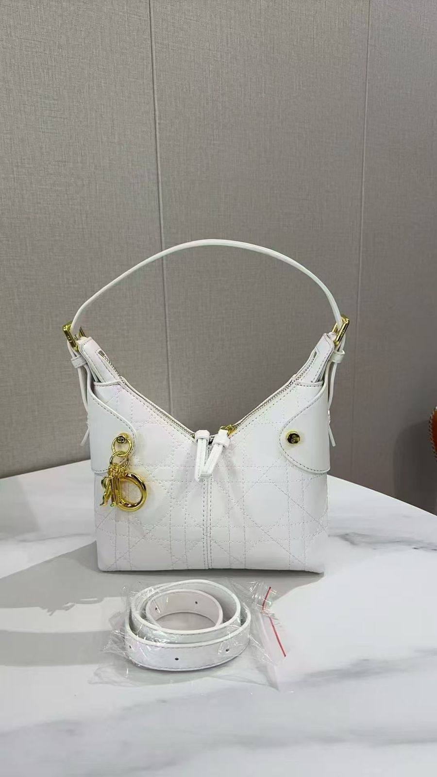 Dior
115 dhs❣️
with box
🎁🎁🎁

27/23/12

Zain07
♥️♥️♥️