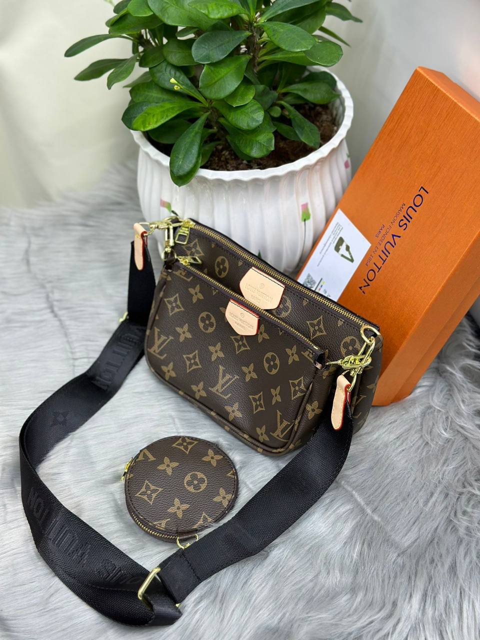 LV
80 dhs✅

with box
🎁🎁🎁

Zain244
♥️♥️♥️