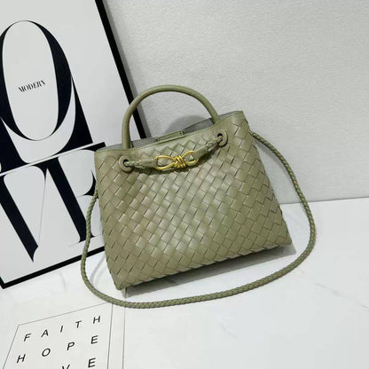 BOTTEGA 
NEW CAME GOOD QUALITY 
WITH BOX 
🎁🎁🎁

115 dhs💓
Size: 25cm

Zain39
♥️♥️♥️