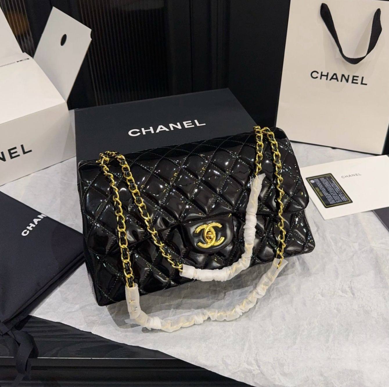 CHANEL 

NEW CAME GOOD QUALITY 
WITH BOX 
🎁🎁🎁

120 dhs👑
Size:25cm

Zain39
♥️♥️♥️