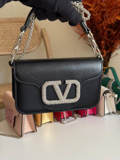 VALENTINO
20cm
350 dhs💓
Top quality 
With box🎁

Zain167
♥️♥️♥️