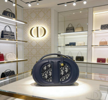 Dior
90 dhs✅
with box 🎁🎁🎁

Size:18.5/7/11.5

Zain07
♥️♥️♥️
