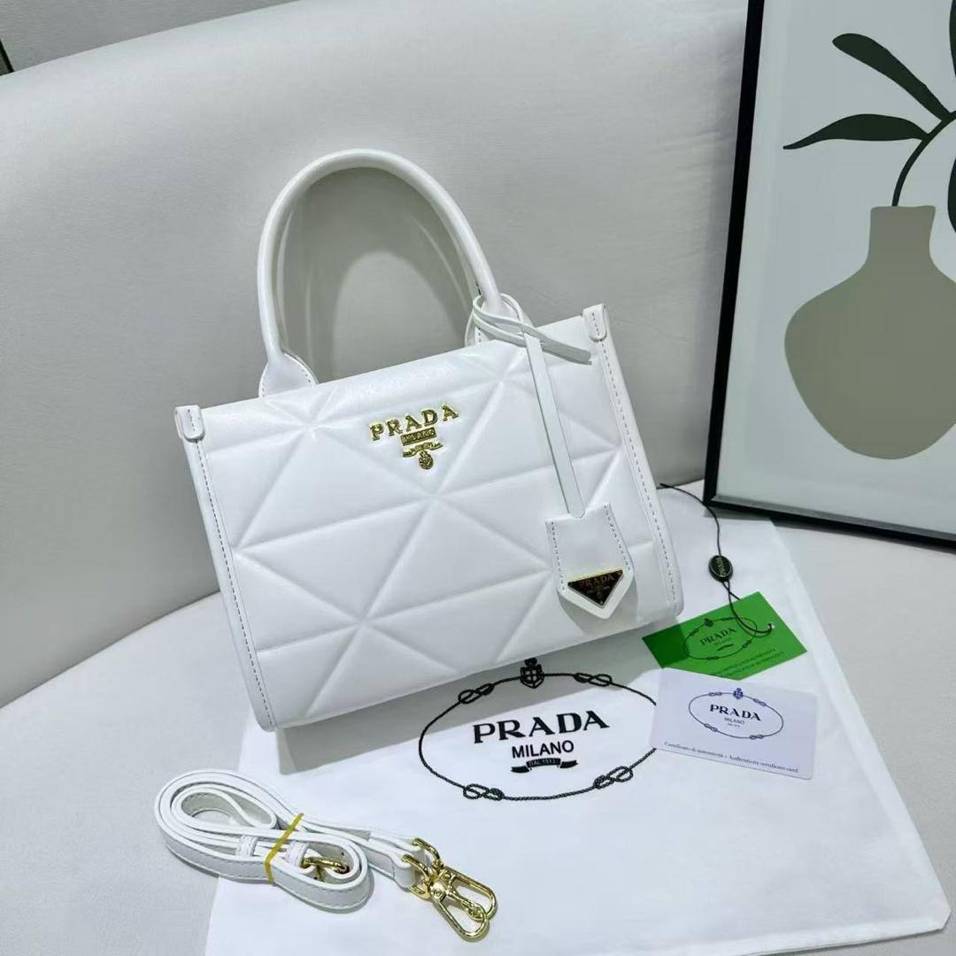 Prada
95 dhs✅
high quality
24cm

Zain26
♥️♥️♥️