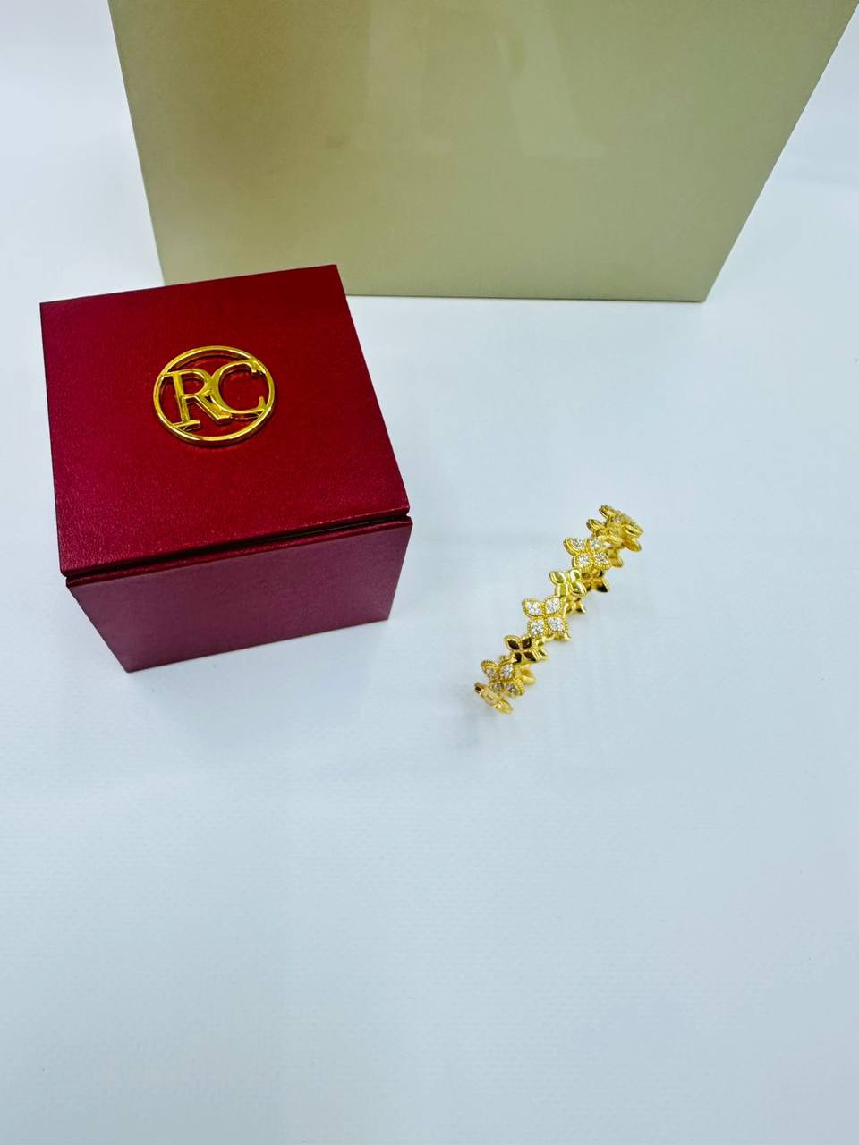 ROBERTO COIN ❤️‍🔥*
Bangle 💥
Master quality ✨
With normal boxes 📦 
85 dhs✅
With master box 🗃️ 
140 dhs✅

Zain216
♥️♥️♥️