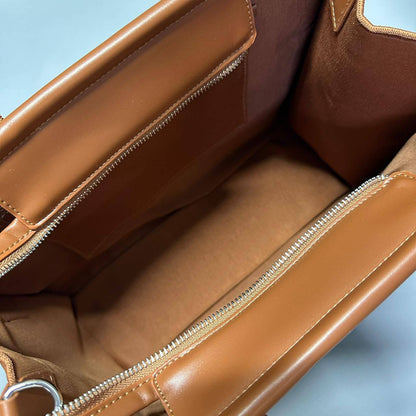 MARC JACOBS 

THE TOTE BAG 

NEW CAME GOOD QUALITY 
115 dhs🪙🌨️

Zain39
♥️♥️♥️