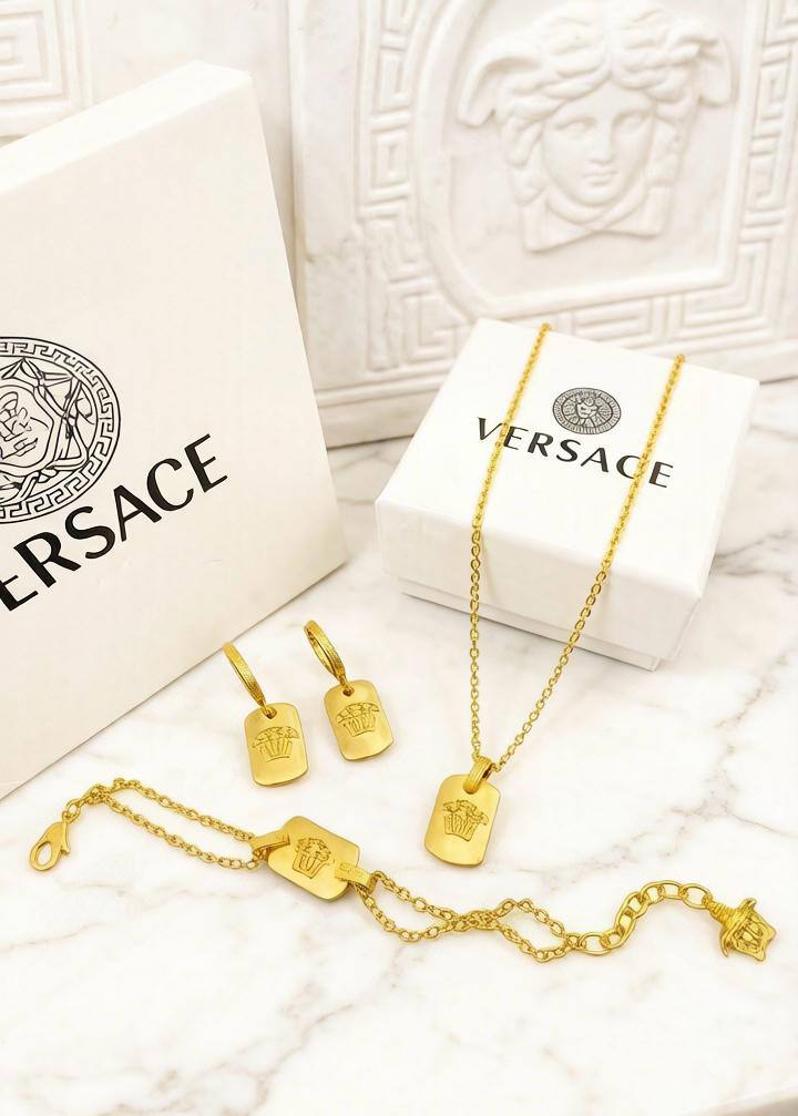 MASTER SET
VERSACE💫✨
Offer PRICE💥
120 DHS💓
WITH BOX AND PAPER BAG🎁🛍️

Zain89
♥️♥️♥️