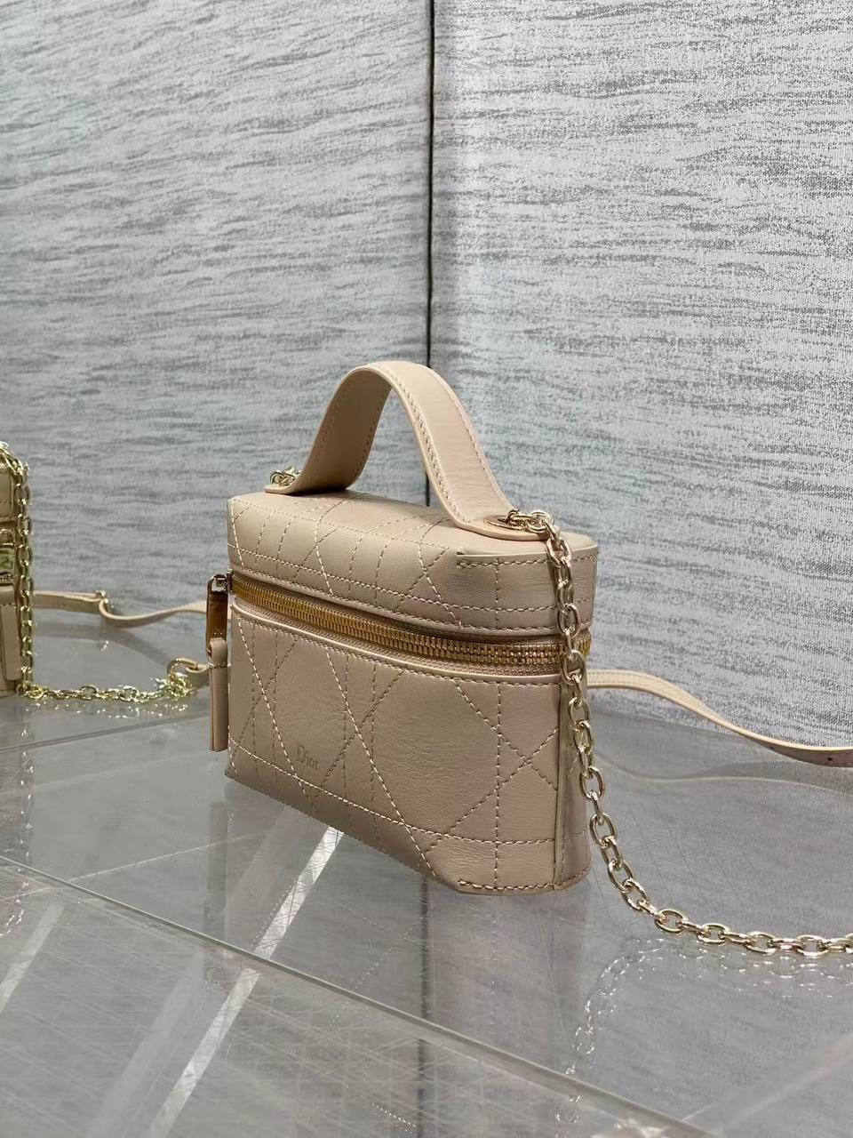 Dior 
new collection ✅*
*Size 18 cm*
For Price 👇 WhatsApp✅
0568585901 
0507557372
0552275751 Owner Zain 👌

Zain274
♥️♥️♥️