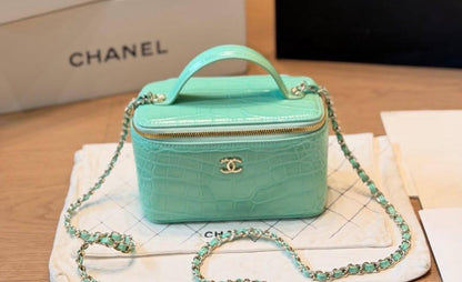 CHANEL

Calfskin Crocodile Vanity Case
Master quality

16 cm 

with double box

190 DHS🇦🇪🇦🇪🇦🇪

Zain95
♥️♥️♥️
