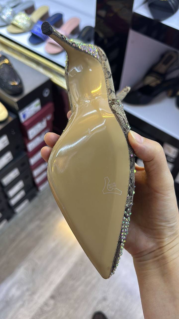 Gucci
💯high quality
Size 36-37-38-39-40-41
110 dhs💓

Zain86
♥️♥️♥️