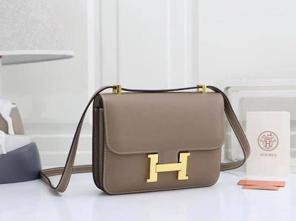 Hermes
100 dhs✅
with box
🎁🎁🎁

size
Small 19×6×15cm
Medium 24×6×17cm

Zain42
♥️♥️♥️