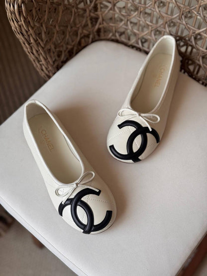 CHANEL 🤍
🤩Available new 😍😍
Size: 36 to 41
Super master quality
450 dhs✅

Zain198
♥️♥️♥️